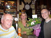 Landlady Andrea (centre) is delighted with the flowers and chocs, the City Chess Club's prezzy, at the end of the summer season at The Hat in 2009. She is flanked by Club Secretary Steve Mellor (right) and team member John Clark (left)